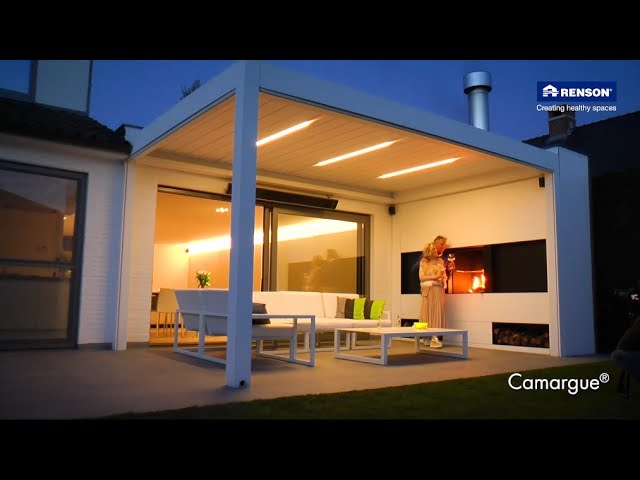 Outdoor living space Camargue by Renson with integrated fireplace